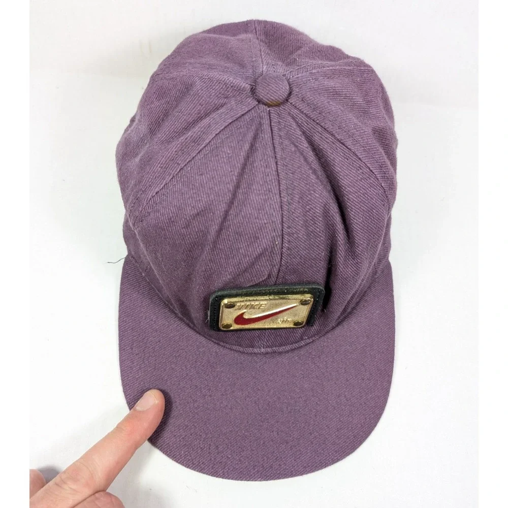 READ Vintage Nike Air Hat Purple Gold Metal‎ Emblem Strapback 90s